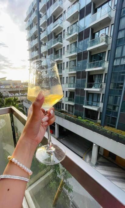 Lovely Unit With Free Wi-Fi & Netflix I Across Naia T3 Airport 마닐라 외부 사진